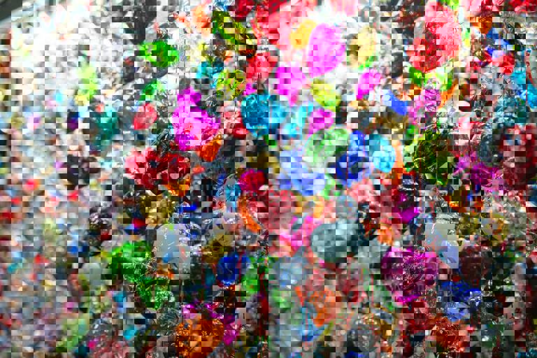 Colpo in gioielleria: ladri fuggono con preziosi dal valore di oltre 200.000 euro